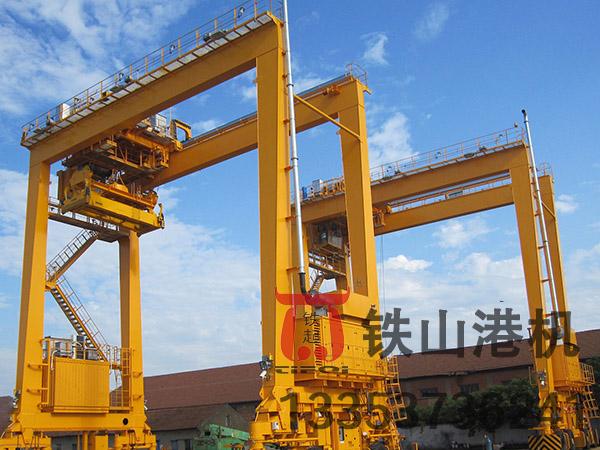 浙江湖州輪胎式集裝箱龍門吊廠家輪胎式集裝箱龍門吊能夠實現(xiàn)多層集裝箱的堆碼